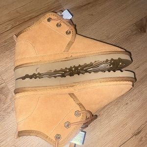 Boy Uggs live up